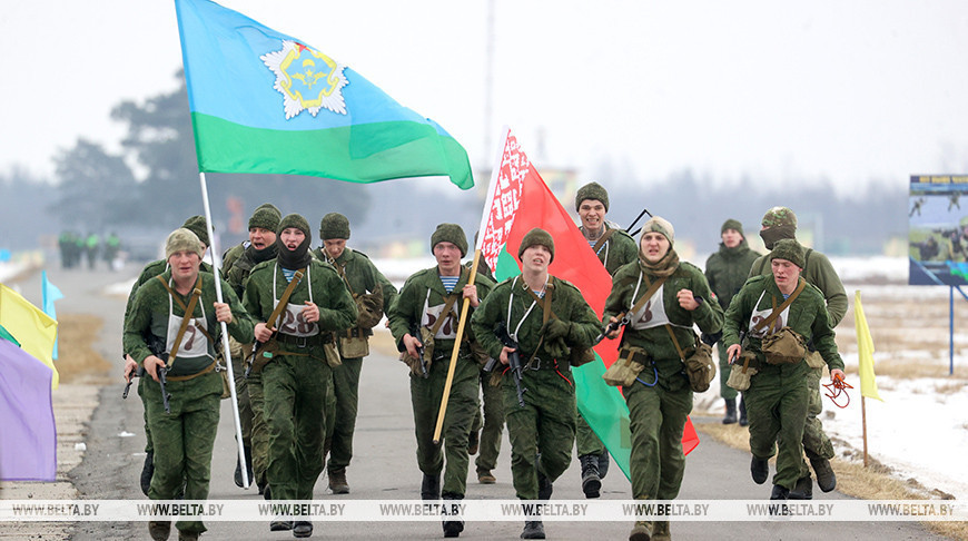 Brest paratroopers complete 5km forced march as part of Belarusian army’s inspection