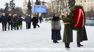 Zimbabwean delegation lays flowers at Victory Monument in Minsk