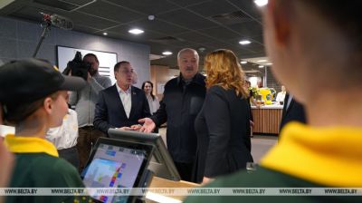 Lukashenko visits Mak.by fast food restaurant
