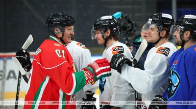 Lukashenko attends HC Dinamo Minsk’s training session
