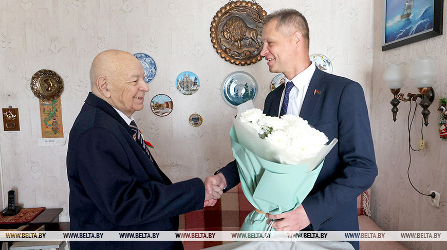 WWII veteran Aleksandr Kogan receives Victory Day greetings