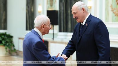 Lukashenko presents state awards ahead of Victory Day