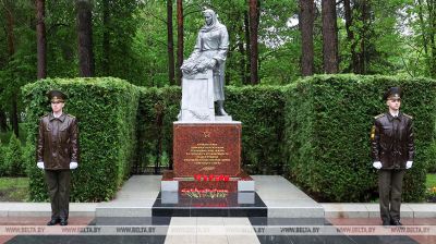 Wreath-laying ceremonies at memorials ahead of Victory Day