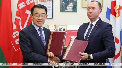 Communist parties of Belarus, Laos sign MoU