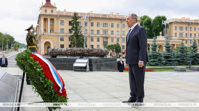 Lavrov lays wreath at Victory Monument in Minsk