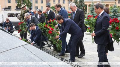 SCO education ministers lay flowers at Victory Monument in Minsk