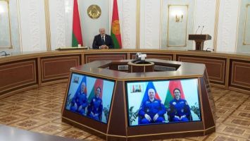 Lukashenko talks to the cosmonauts Novitsky and Vasilevskaya via a videoconference call
