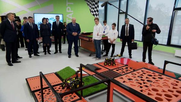 Lukashenko talks to young inventors at the Minsk City Technical Creativity Center 
