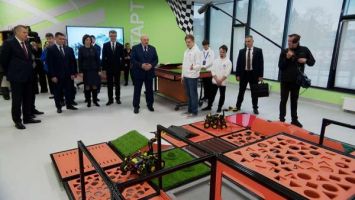 Lukashenko talks to young inventors at the Minsk City Technical Creativity Center 

