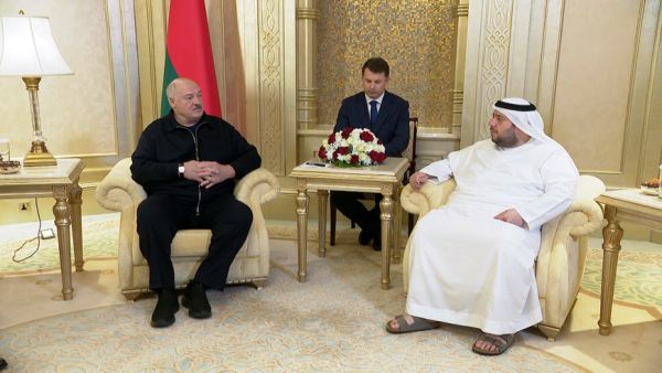 Lukashenko meets with the UAE minister of investment 
