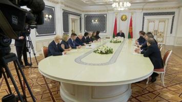 Lukashenko meets with proxies to discuss signature collection results