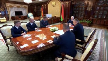Lukashenko outlines approach to merging agricultural enterprises