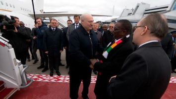 Lukashenko sees off Zimbabwean president at airport