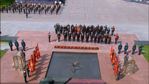 Lukashenko, other foreign leaders lay flowers at Tomb of Unknown Soldier in Moscow