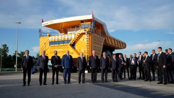 Lukashenko and foreign dignitaries examine an exhibition of Belarusian vehicles