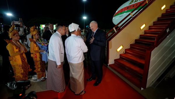 Lukashenko lands in Myanmar
