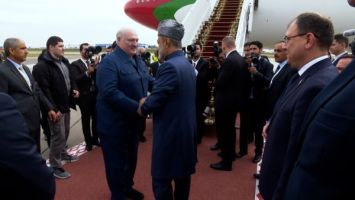 Lukashenko sees Sultan of Oman off