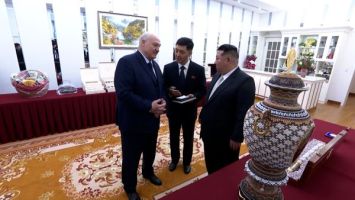 Lukashenko and Kim Jong Un exchange gifts
