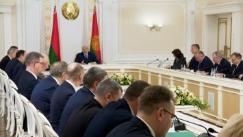 Lukashenko calls for smooth operation of the Belarusian economy amid a key market slump
