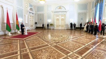 Lukashenko receives credentials from ten ambassadors
