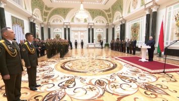 
 Lukashenko presents general’s shoulder straps to senior officers
 
