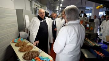Lukashenko visits OAO Krasny Mozyryanin