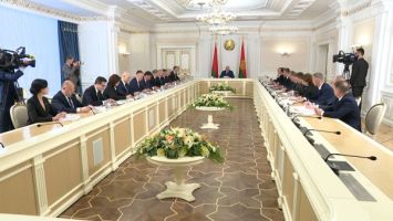 Lukashenko convenes Belarus President Administration meeting