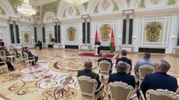 Lukashenko presents government awards to outstanding Belarusians

