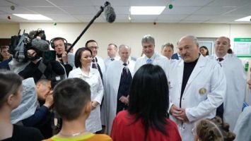 Lukashenko visits a children’s hospital outside Minsk on New Year’s Eve
