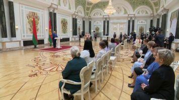 Lukashenko presents government awards to Belarusian women
