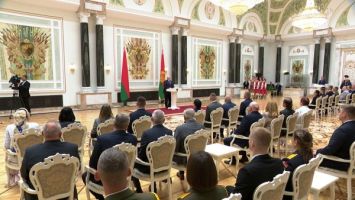 Lukashenko presents state awards on Day of People’s Unity