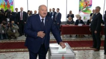 
Lukashenko casts his ballot in presidential election


