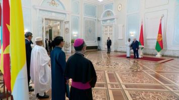 Lukashenko accepts credentials from a number of foreign ambassadors
