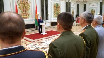 Lukashenko presents general's shoulder straps to senior officers