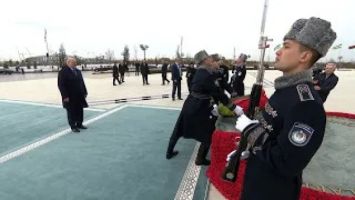 Lukashenko lays wreath at Independence Monument in Tashkent