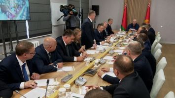 Lukashenko hosts a conference in Soligorsk to discuss the development of the poultry farming industry
