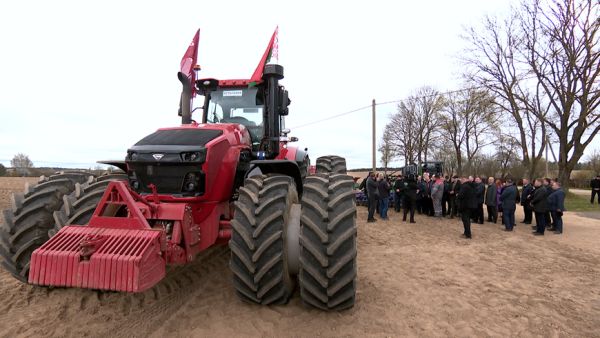 Lukashenko gets familiar with MTZ’s cutting-edge tractor on Labor Day