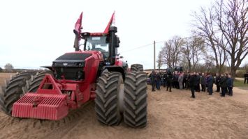 Lukashenko gets familiar with MTZ’s cutting-edge tractor on Labor Day