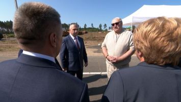 Lukashenko visits Mozyr District to get familiar with progress of bad weather cleanup work
