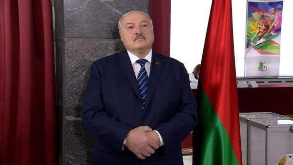 Lukashenko: Tell them I will run for presidency! // President answers questions of reporters