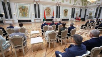 Lukashenko presents government awards to outstanding Belarusians
