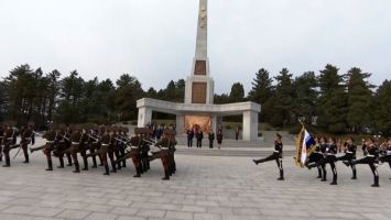 Lukashenko lays wreath at Liberation Monument in Pyongyang