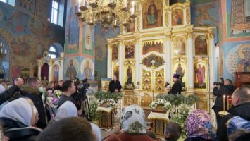 Lukashenko lights a candle in a church in Logoisk and wishes Happy Christmas to everyone
