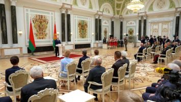 Lukashenko presents state awards ahead of Victory Day