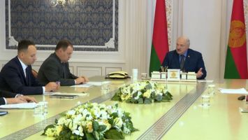 Lukashenko convenes a government conference to discuss banking industry operation
