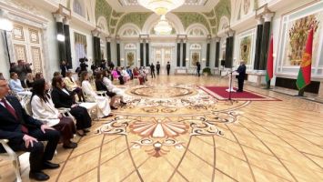 Lukashenko presents state awards to women ahead of 8 March