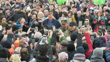 Lukashenko goes to a firewood chopping championship for reporters
