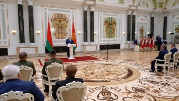 Lukashenko presents state awards to mark People’s Unity Day
