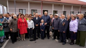 A little girl’s birthday wish was to see Lukashenko! // ‘Take a photo of us!’