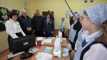 Lukashenko visits a secondary school in Parokhonsk
